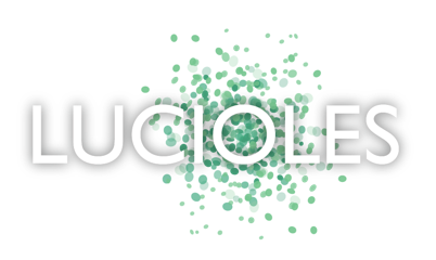 Sur un arrière plan blanc, le texte LUCIOLES en blanc avec une légère aura grise, affiché devant un nuage de globules verts plus ou moins transparents. Serait-ce un nuage de lucioles ?